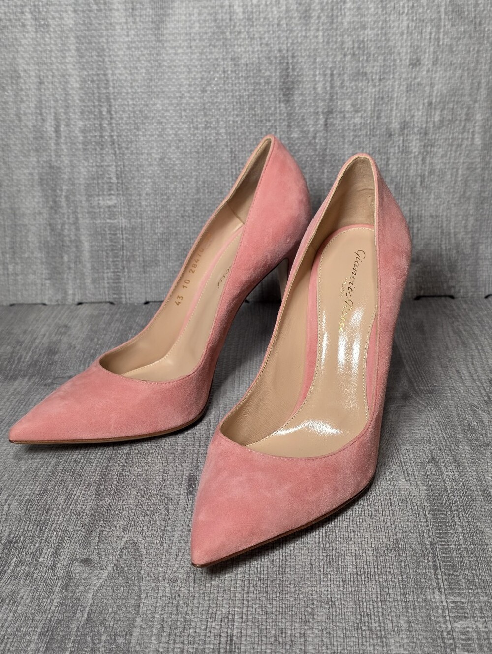 Gianvito Rossi Women's Coral Pink Gianvito 105 Pumps Size 38